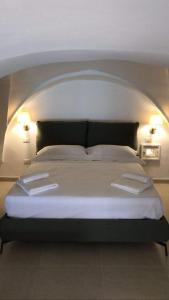 加利波利Dimora San Felice Il Fico的一间卧室配有一张大床和两条毛巾
