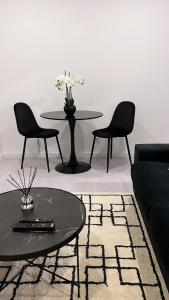 克卢什Neptun guest house的客厅配有沙发和桌椅