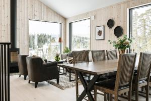 韦姆达伦Charming cottage in Vemdalen near skiing的一间带桌椅的用餐室