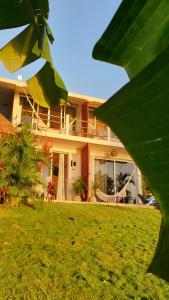 巴卡拉尔Tropic Bacalar的前面有绿色草坪的房子