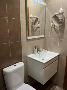 布拉干萨Casa do Javali的浴室配有白色卫生间和盥洗盆。