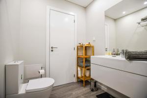 丰沙尔Solar da Rochinha Magnifico Apt 2 Quartos Funchal的白色的浴室设有卫生间和水槽。