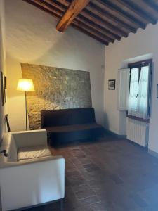 瓦尔的圣卡西亚诺Fattoria Montignana的带沙发和壁炉的客厅