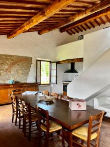 瓦尔的圣卡西亚诺Fattoria Montignana的一个带木桌和椅子的大厨房