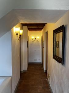 瓦尔的圣卡西亚诺Fattoria Montignana的走廊上,有镜子和灯