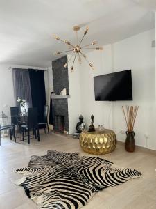 奇克拉纳－德拉弗龙特拉Real de la Barrosa的客厅的地板上铺有斑马地毯。