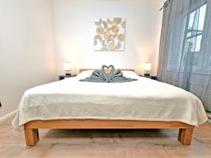 莱比锡HappySide - iNDUSTRiAL DESiGN - KÜCHE - CiTY NAH -的一间卧室配有一张带白色床单的大床
