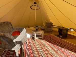 力宾Grange de Lesse的带帐篷、椅子和桌子的客房