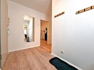 莱比锡HappySide - iNDUSTRiAL DESiGN - KÜCHE - CiTY NAH -的空空房间,设有白色的墙壁和木地板