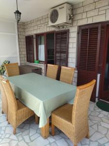 诺维格勒伊斯特拉Zelena oaza Apartment的餐桌、藤椅和绿桌