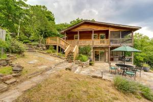 GoldenScenic Eagle Rock Retreat on Table Rock Lake!的木屋设有甲板和庭院