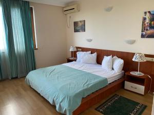 布尔加沃Guest House Golden Flake 4km from Bolata beach的一间卧室配有一张带蓝色毯子的大床
