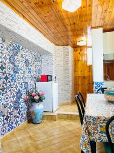 阿纳卡普里Casa Colomba的一间带桌子和冰箱的用餐室