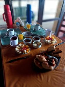圣安东尼奥德阿雷科Hospedaje El Rincon的一张桌子,在木桌边摆上早餐食品