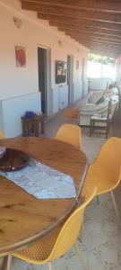 丰沙尔The Hill View House的客厅配有一张木桌和椅子