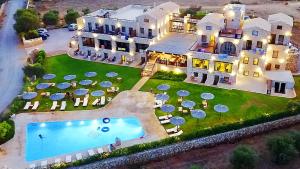 艾拉方索斯Simosmare Resort的享有带游泳池的大房子的空中景致