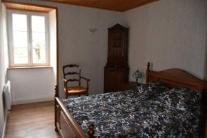 Marcillac-la-CroisilleLe hameau de Donnedevie的卧室配有床、椅子和窗户。