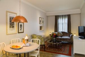 金伯利金伯利万豪普罗蒂亚酒店的客厅配有桌子和沙发