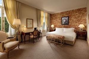 阿姆斯特丹阿姆斯特丹洲际酒店的配有一张床和一张书桌的酒店客房