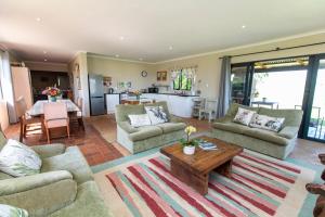 海姆维尔Ripon Country Cottage的带沙发和桌子的客厅以及厨房。