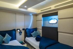迪拜Holiday yacht in Dubai的小房间,设有两张位于飞机上的床铺