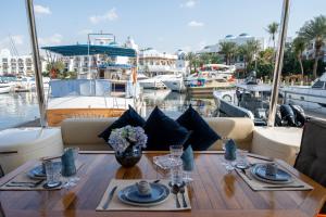 迪拜Holiday yacht in Dubai的码头上船上的餐桌