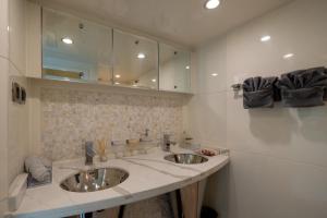 迪拜Holiday yacht in Dubai的浴室设有2个水槽和2个镜子