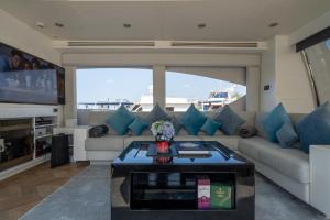 迪拜Holiday yacht in Dubai的客厅配有沙发和桌子