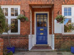 斯卡伯勒Lonsdale Villa的砖屋的蓝色门,两扇窗户