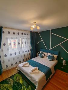 布拉索夫Noua Apartment的一间卧室配有一张床,上面有两条毛巾
