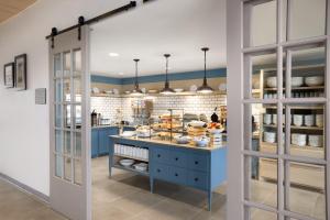 EnidCountry Inn & Suites by Radisson, Enid, OK的一个带蓝色岛屿和食物的厨房