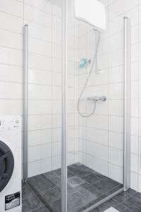 卑尔根Stay Urban - Perfect location的浴室里设有玻璃门淋浴
