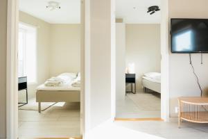 卑尔根Stay Urban - Perfect location的一间卧室配有一张床和一台电视。