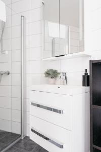 卑尔根Stay Urban - Perfect location的白色的浴室设有水槽和镜子