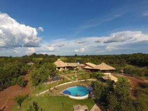 诺布里斯MIRANTE DO CERRADO的享有带游泳池的度假村的空中景致