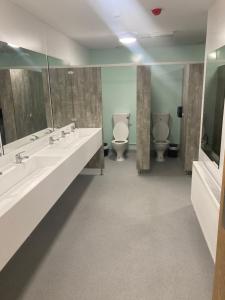 梅奥Achill Surf Centre的浴室设有2个水槽和2个卫生间