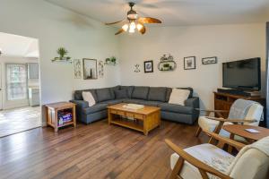乔普林Single-Story Webb City Home with Deck and Gas Grill!的带沙发和电视的客厅