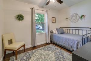 乔普林Single-Story Webb City Home with Deck and Gas Grill!的卧室配有床、椅子和窗户。