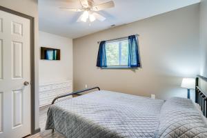 曾斯维尔Zanesville Vacation Rental 2 Mi to Downtown!的一间卧室配有一张床和吊扇