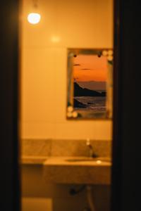 Ponta NegraChalé na Praia de Ponta Negra的一间带水槽和镜子的浴室