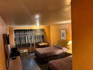 AuroraHillcrist Motel的酒店客房设有两张床和电视。