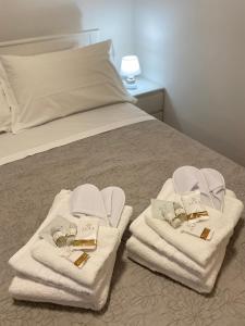 佩鲁贾Casa Valentina 1的一张带白色毛巾和一双鞋的床