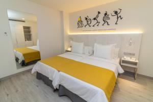 大加那利岛拉斯帕尔马斯Lemon & Soul Las Palmas的酒店客房,设有两张床和镜子