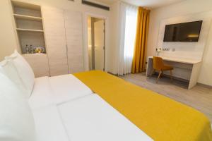 大加那利岛拉斯帕尔马斯Lemon & Soul Las Palmas的酒店客房设有一张大床和一张书桌。