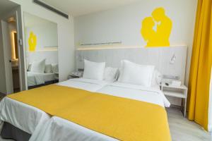 大加那利岛拉斯帕尔马斯Lemon & Soul Las Palmas的一间卧室配有一张带黄色毯子的大床