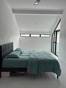 阿罗士打Eleven8 Taman Pandan的白色客房的一张床位,设有窗户