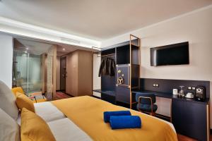 大加那利岛拉斯帕尔马斯Design Plus Bex Hotel的一间酒店客房,配有一张床和一台电视
