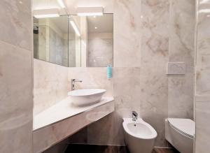 威尼斯Palazzo Orseolo- Gondola View的一间带水槽、镜子和卫生间的浴室