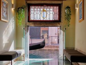 威尼斯Palazzo Orseolo- Gondola View的窗户和水的房间的空中缆车
