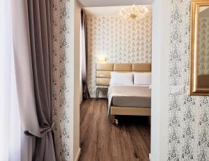 威尼斯Palazzo Orseolo- Gondola View的酒店客房,配有床和镜子